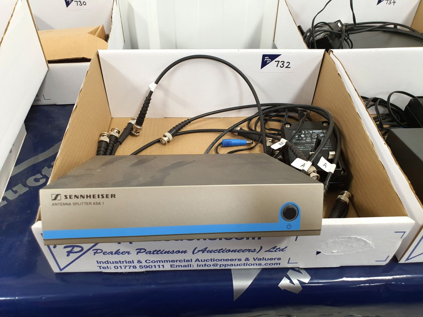Sennheiser ASA 1 antenna splitter, PSU, cables, 50...
