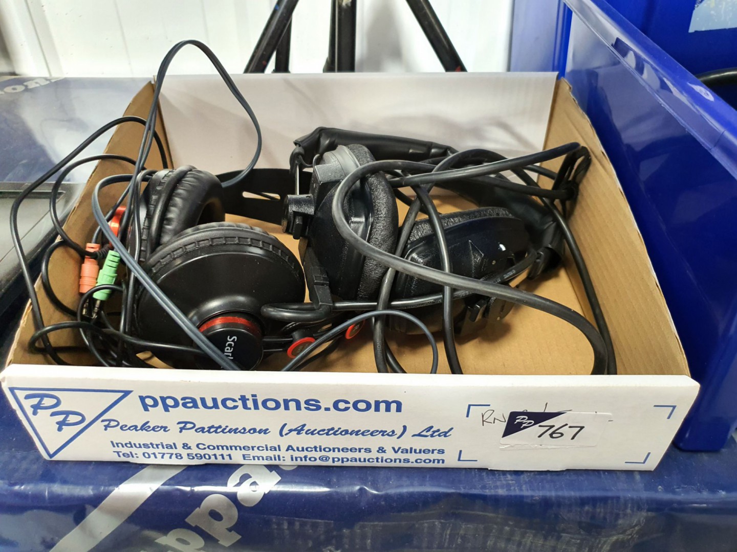 Scarlett HP60 headphones, similar set headphones -...