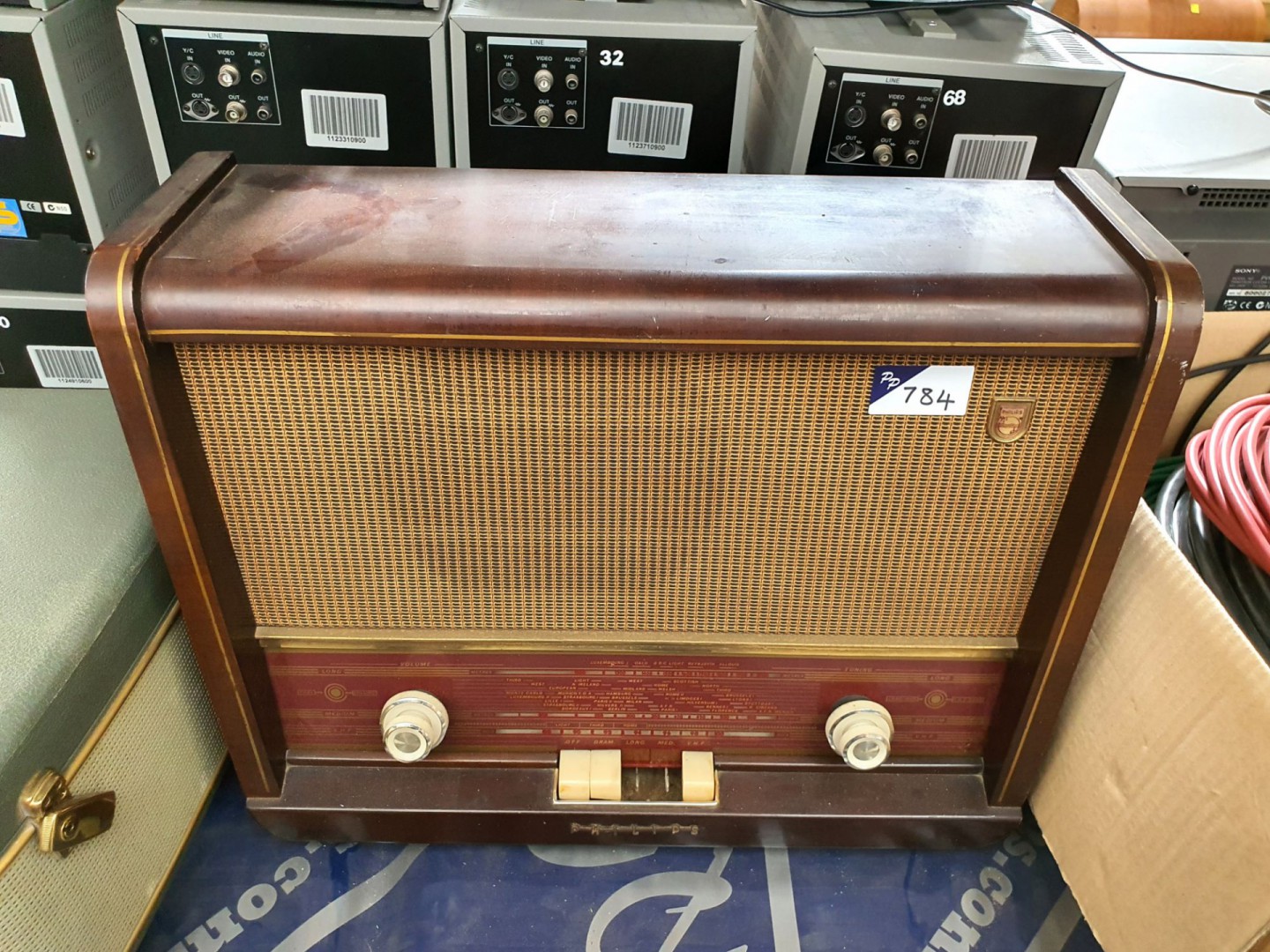 Philips B5G64A valve radio wooden surround (2 butt...