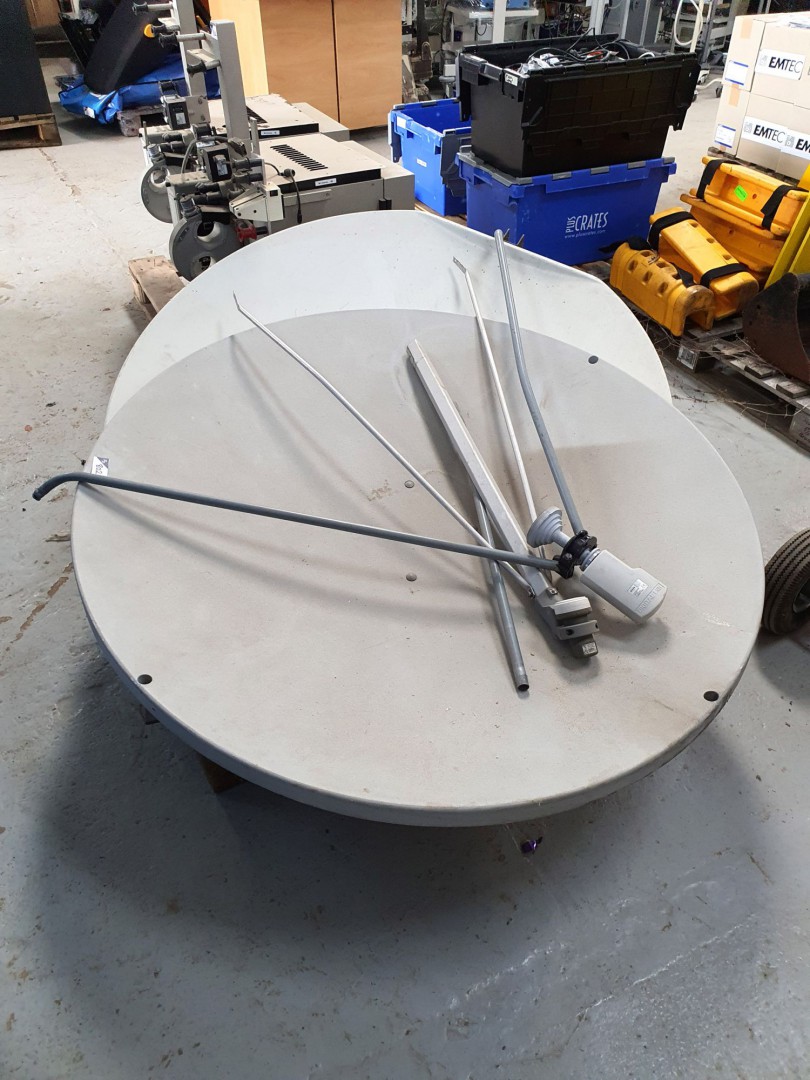 2x various satellite dishes - lot located at: PP S...