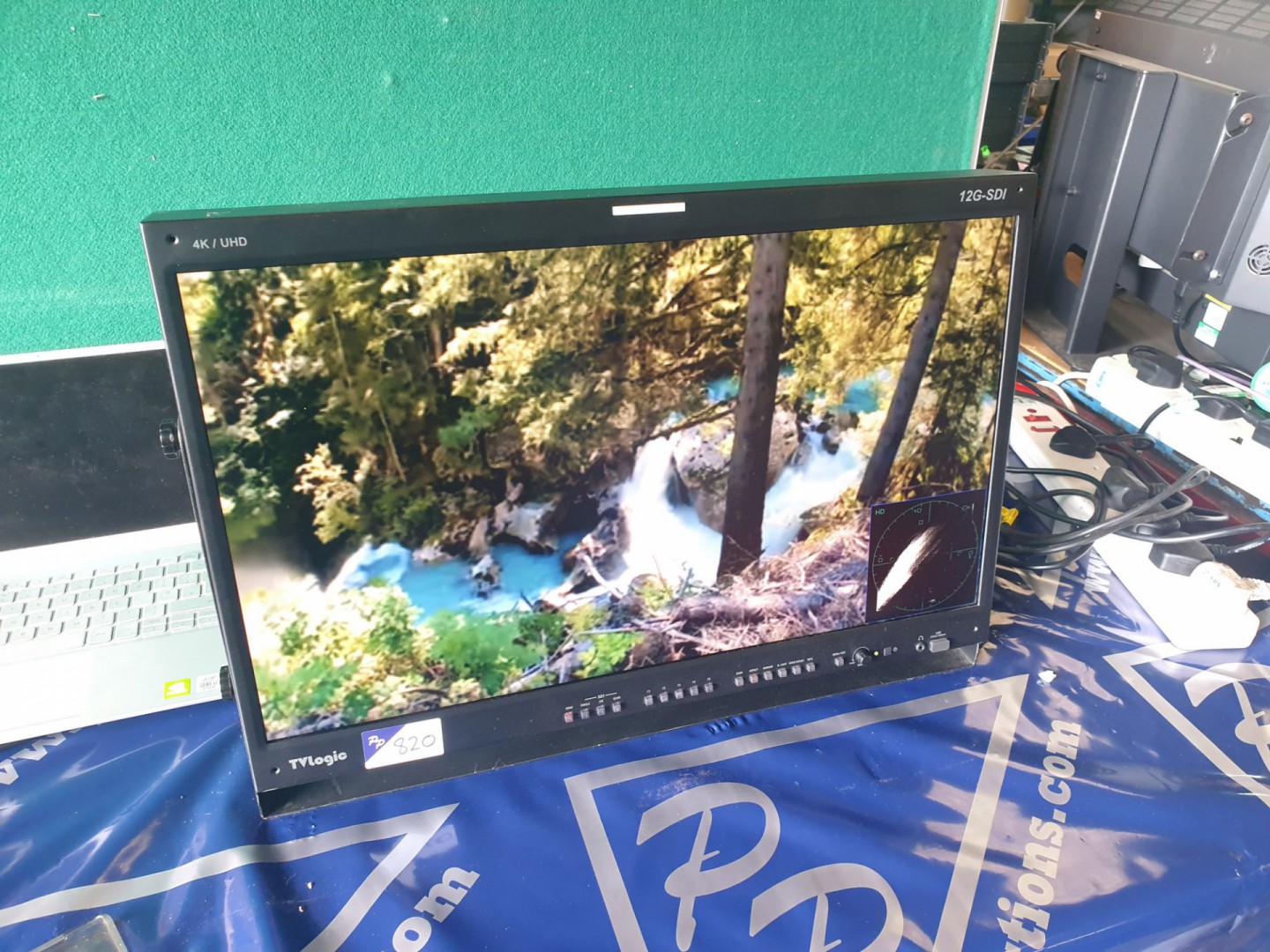TV Logic LUM-240G 24” 4k multiformat monitor on st...