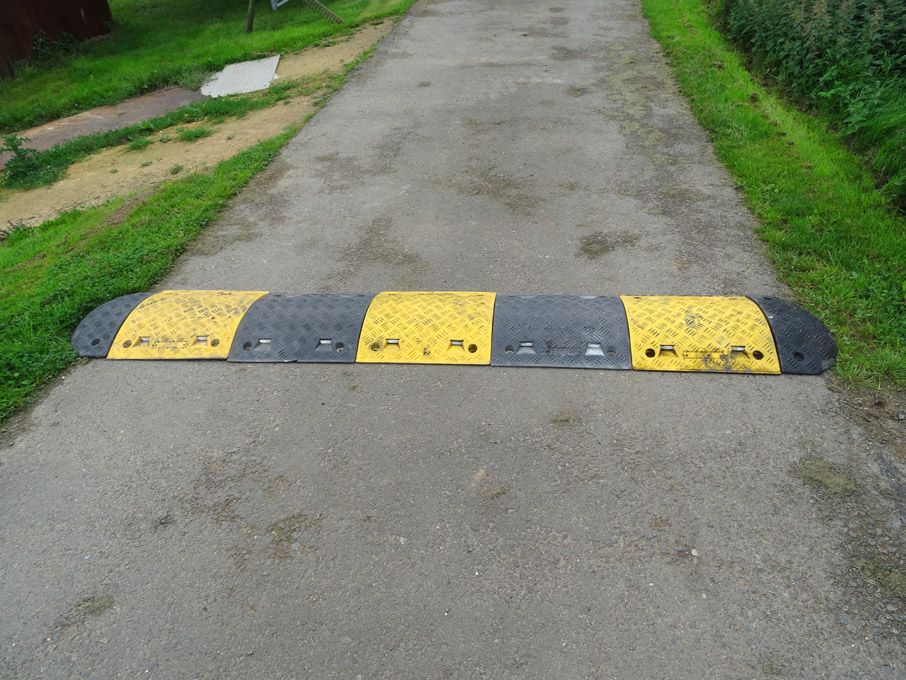 Qty yellow & black speed bumps inc: 20x square & 8...