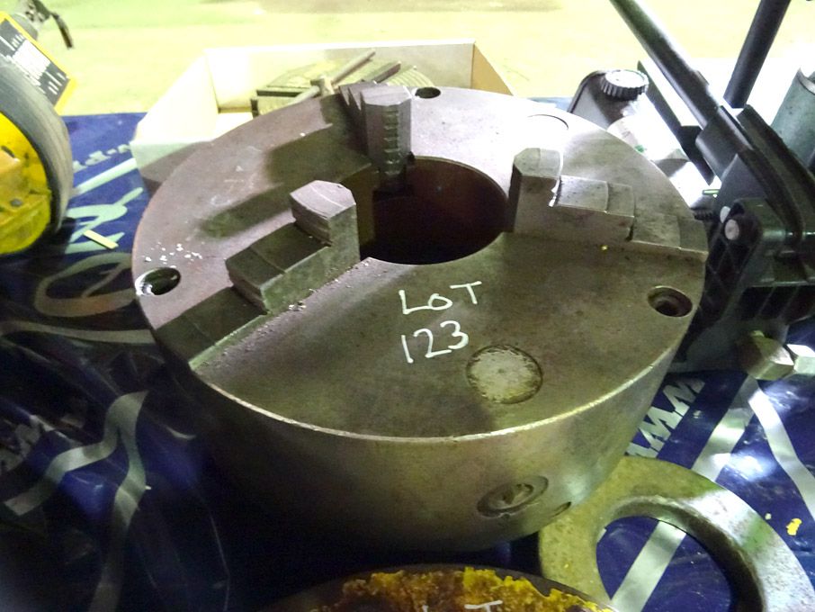 300mm 3 jaw machine chuck - Lot Located at: Aunby,...