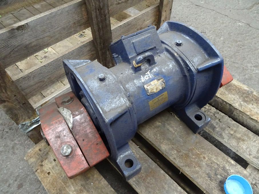 Jose V17110/6 vibrating motor - lot located at: Ch...