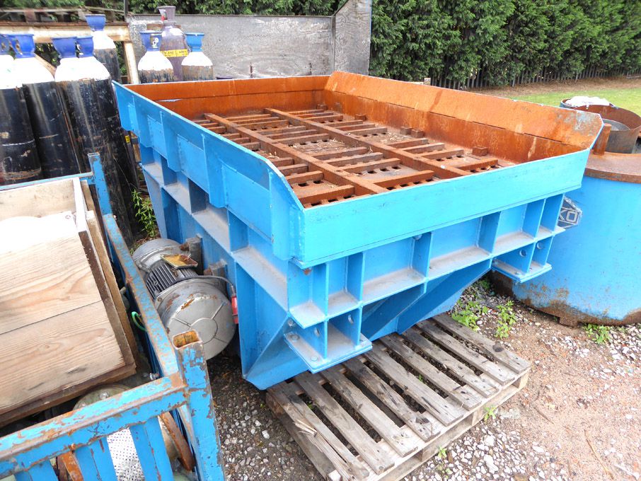 75x50" powered shakeout unit - lot located at: Alu...