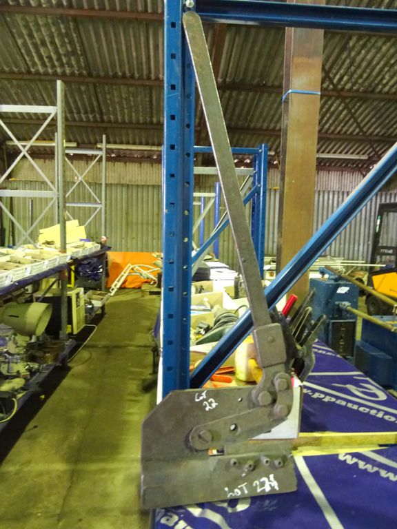 Manual bench type hand shear - lot located at: PP...