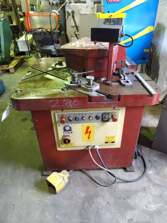 Amada CSHW-220 double notcher (1986) - Lot Located...