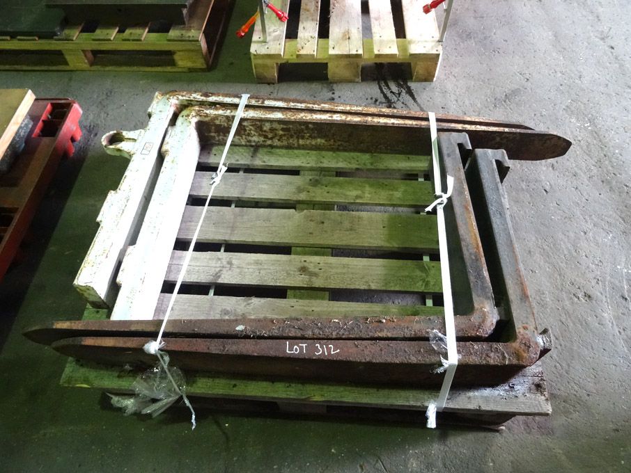 2x fork truck tines (1000mm approx long) - lot lo...