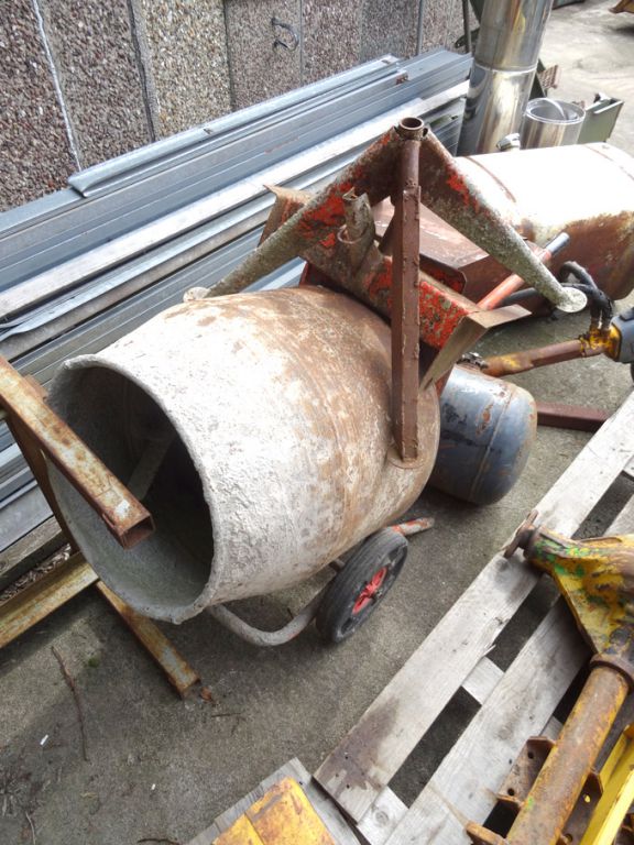 Cement mixer with Briggs & Stratton 3HP petrol eng...
