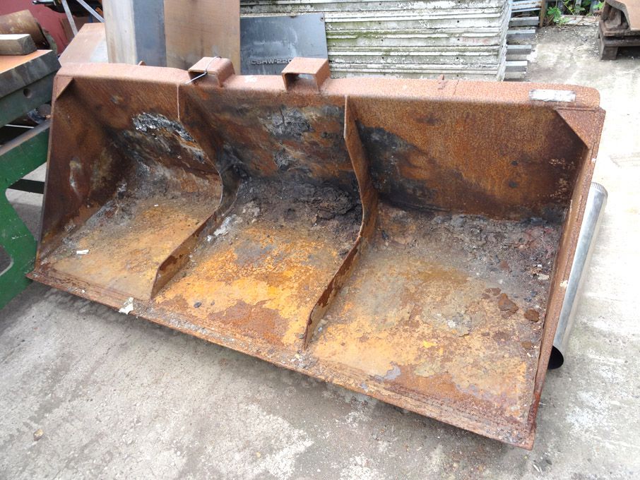 Metal front bucket, 2150x830x800mm high approx - L...