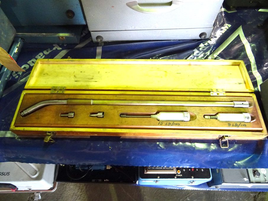 Torque set, 9-15lb / in, in wooden case - Lot Loca...