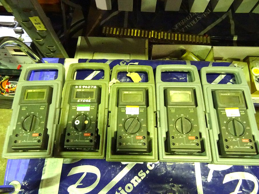 5x Fluke 25 multimeters in carry cases - Lot Locat...