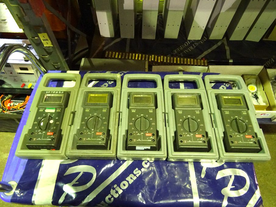 5x Fluke 25 multimeters in carry cases - Lot Locat...