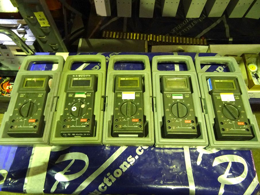 5x Fluke 25 multimeters in carry cases - Lot Locat...