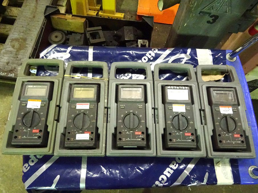 5x Fluke 25 multimeters in carry cases - Lot Locat...