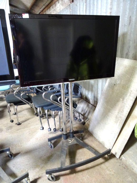 Samsung LE46C530FIW 46" TV on Rocol mobile stand -...