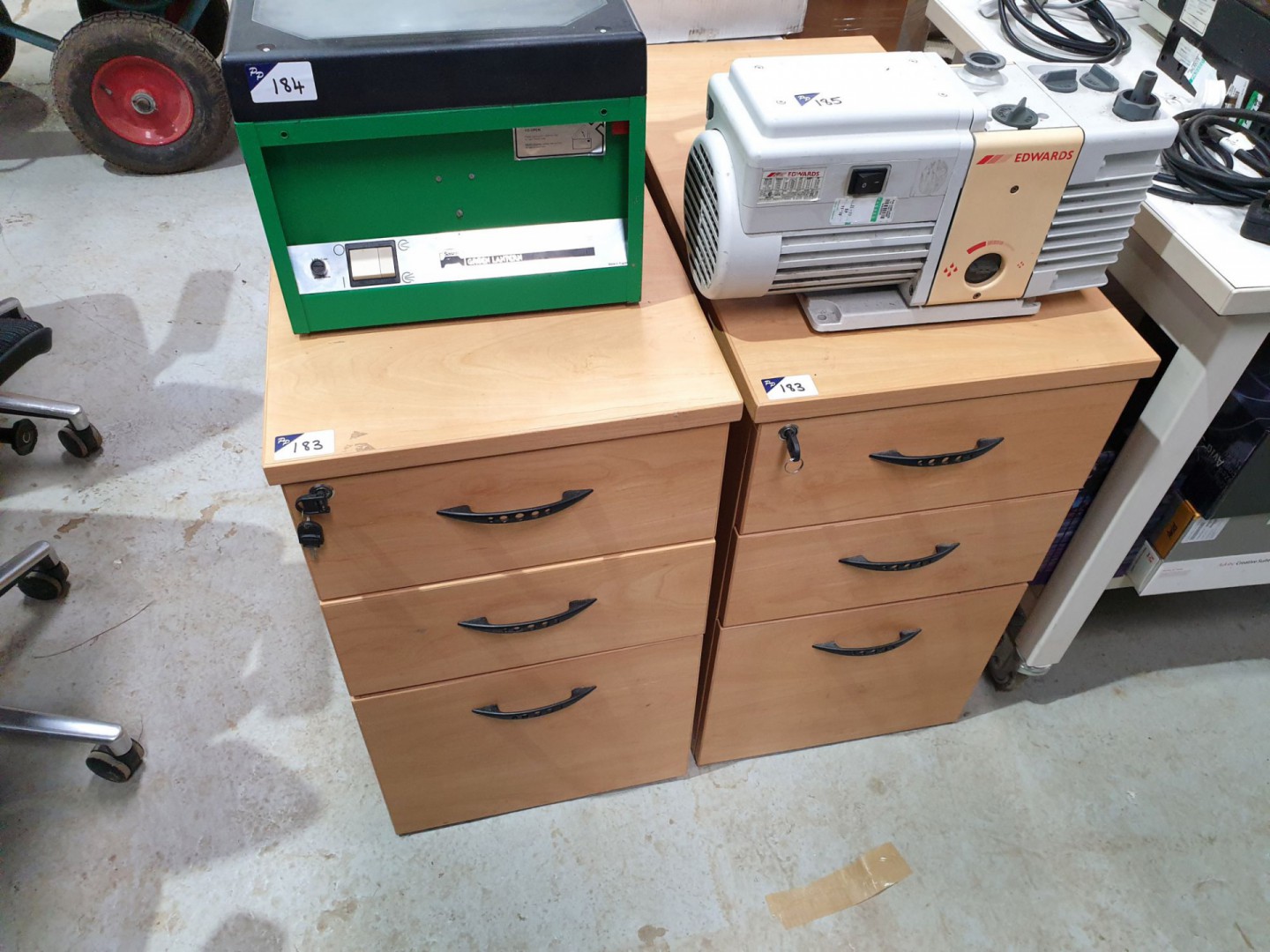 2x maple effect 3 drawer pedestal units - Lot Loca...