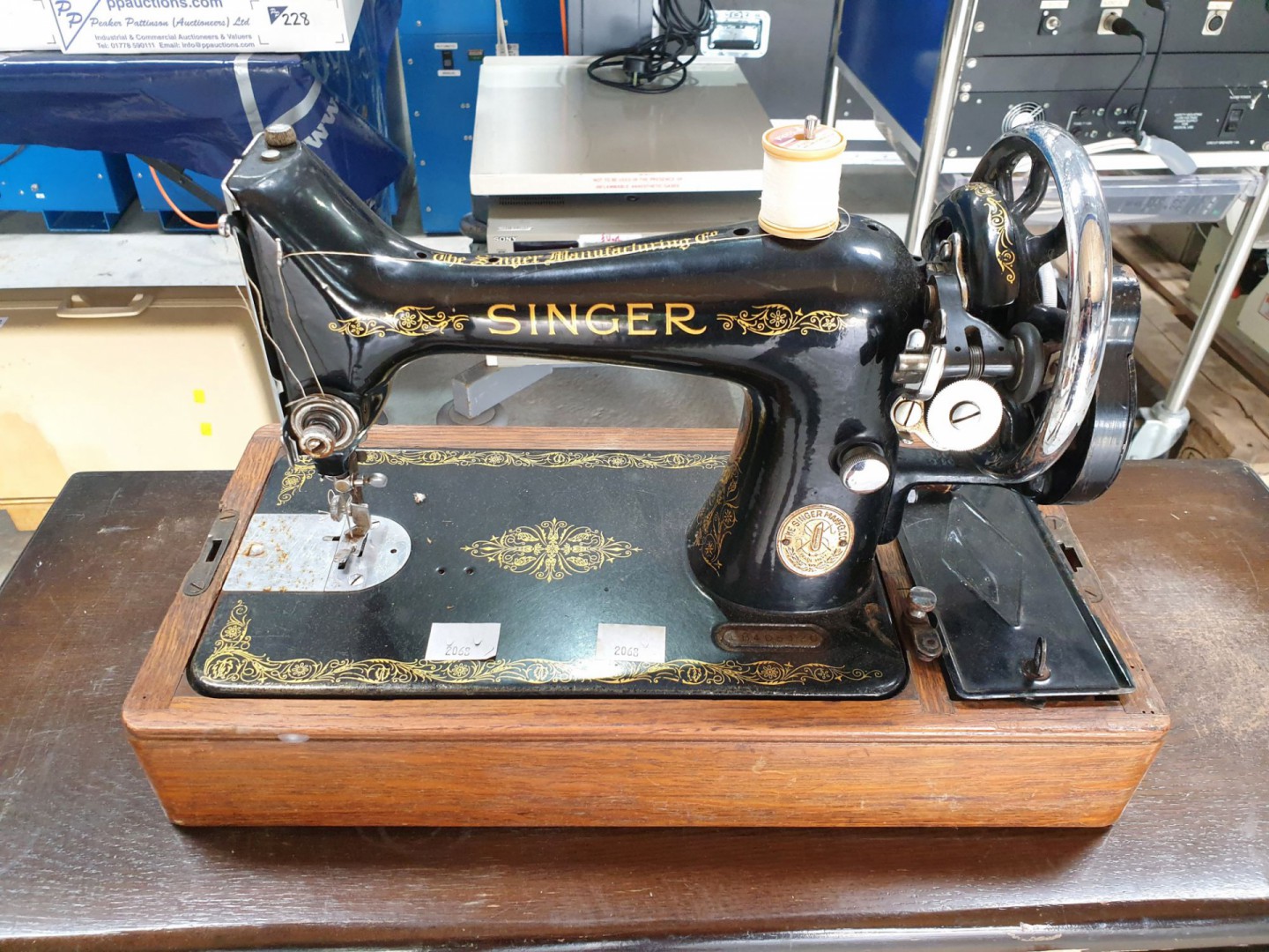 Singer EB405120 manual sewing machine in wooden ca...