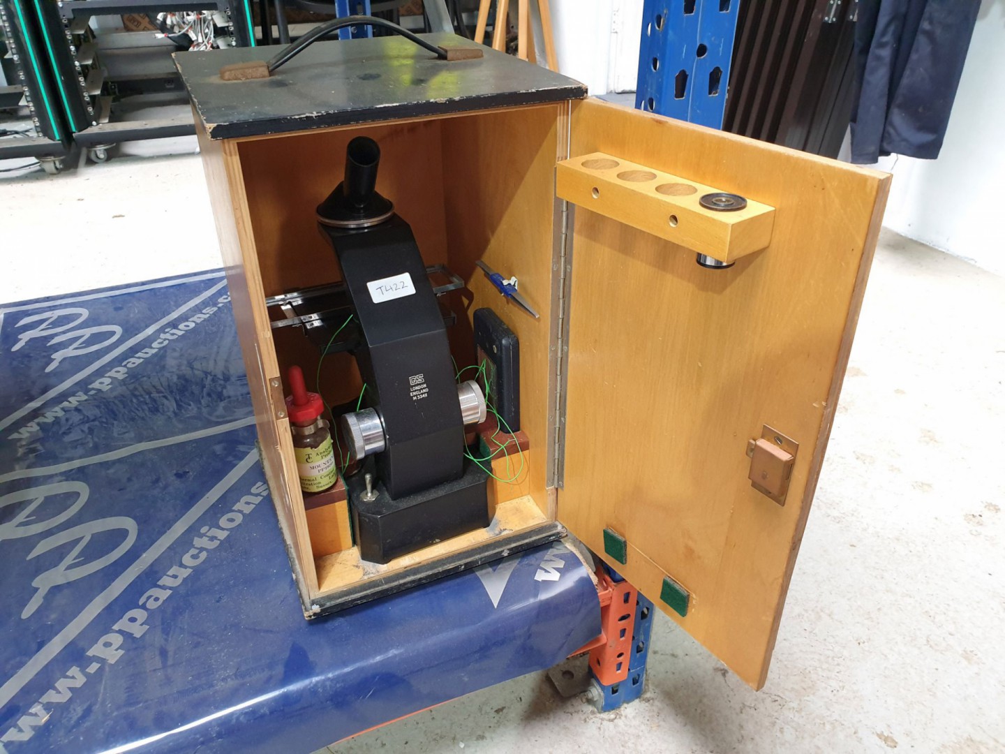 Gillet & Sibert Ltd TP70014 microscope in wooden c...