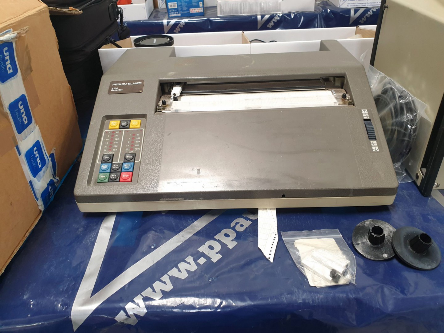Perkin-Elmer R100 recorder with paper rolls - Lot...