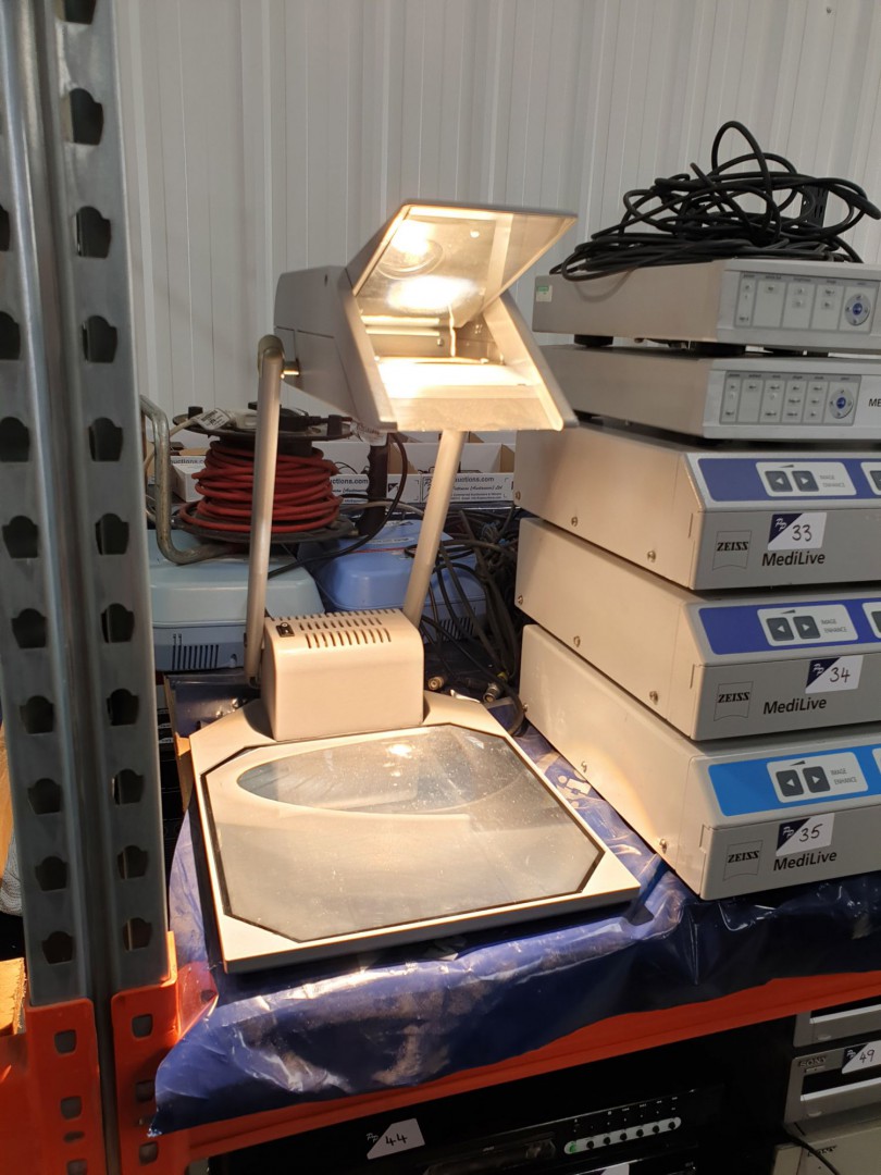 Liesegang 2500 portable projector in case - Lot Lo...