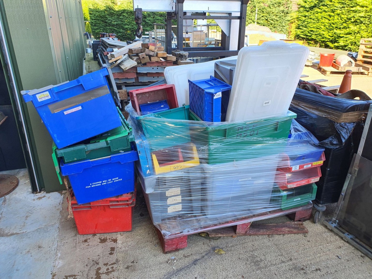 Qty various size plastic storage boxes on pallet -...