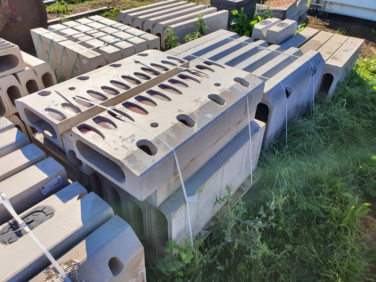 9x Marshalls steel drainage inlet kerbs, 500x250x2...