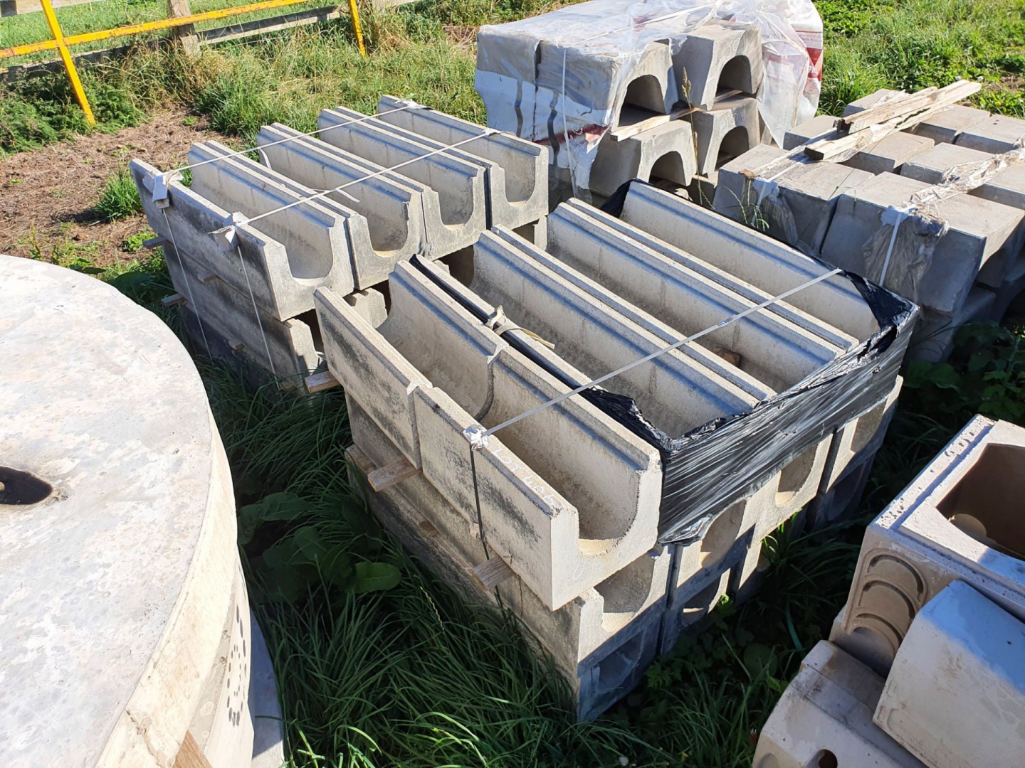 23x concrete drainage gullies, 1000x260x280mm - Lo...