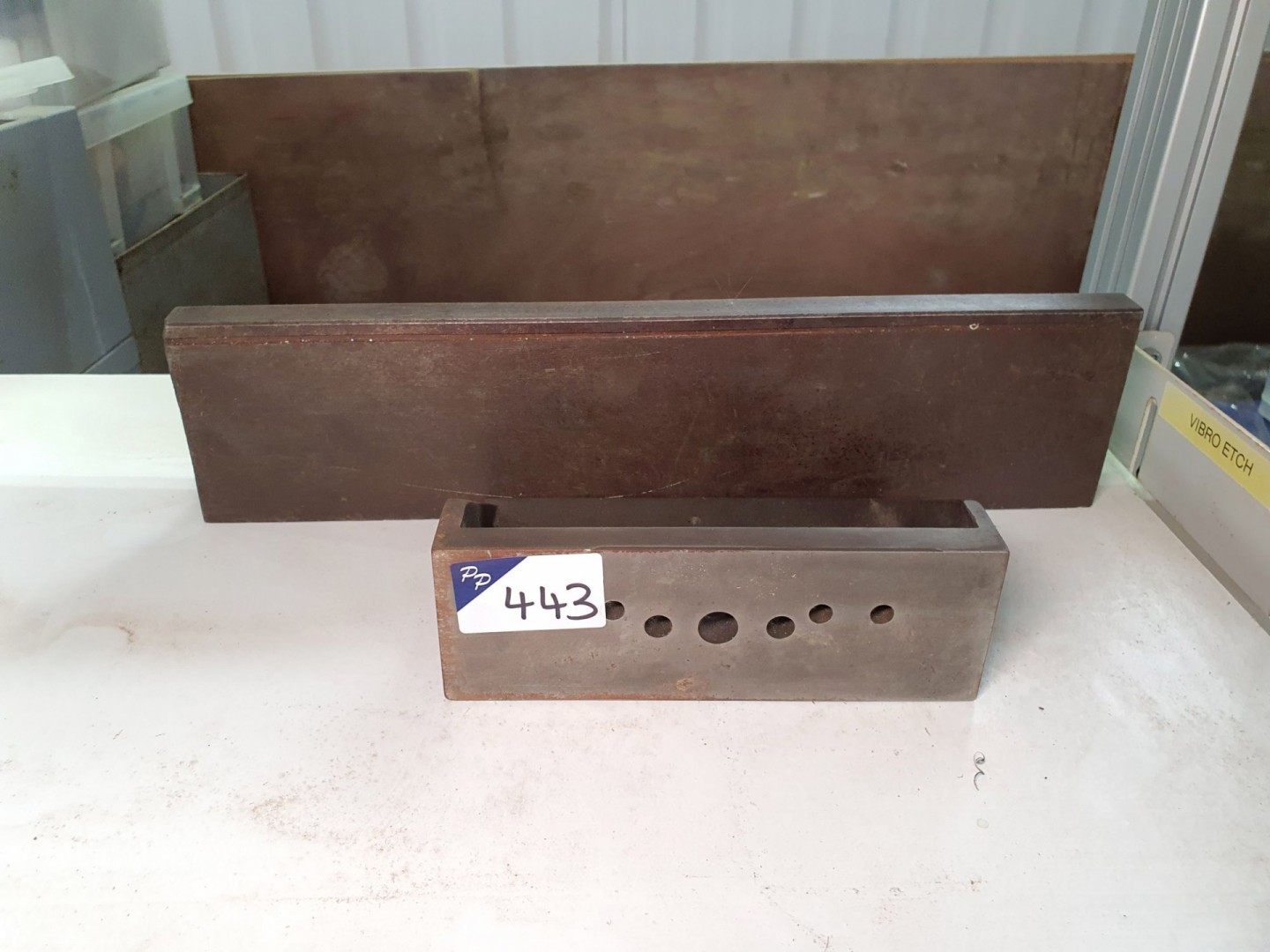 2x CI angle blocks, 195x130mm & 420x70mm - Lot Loc...