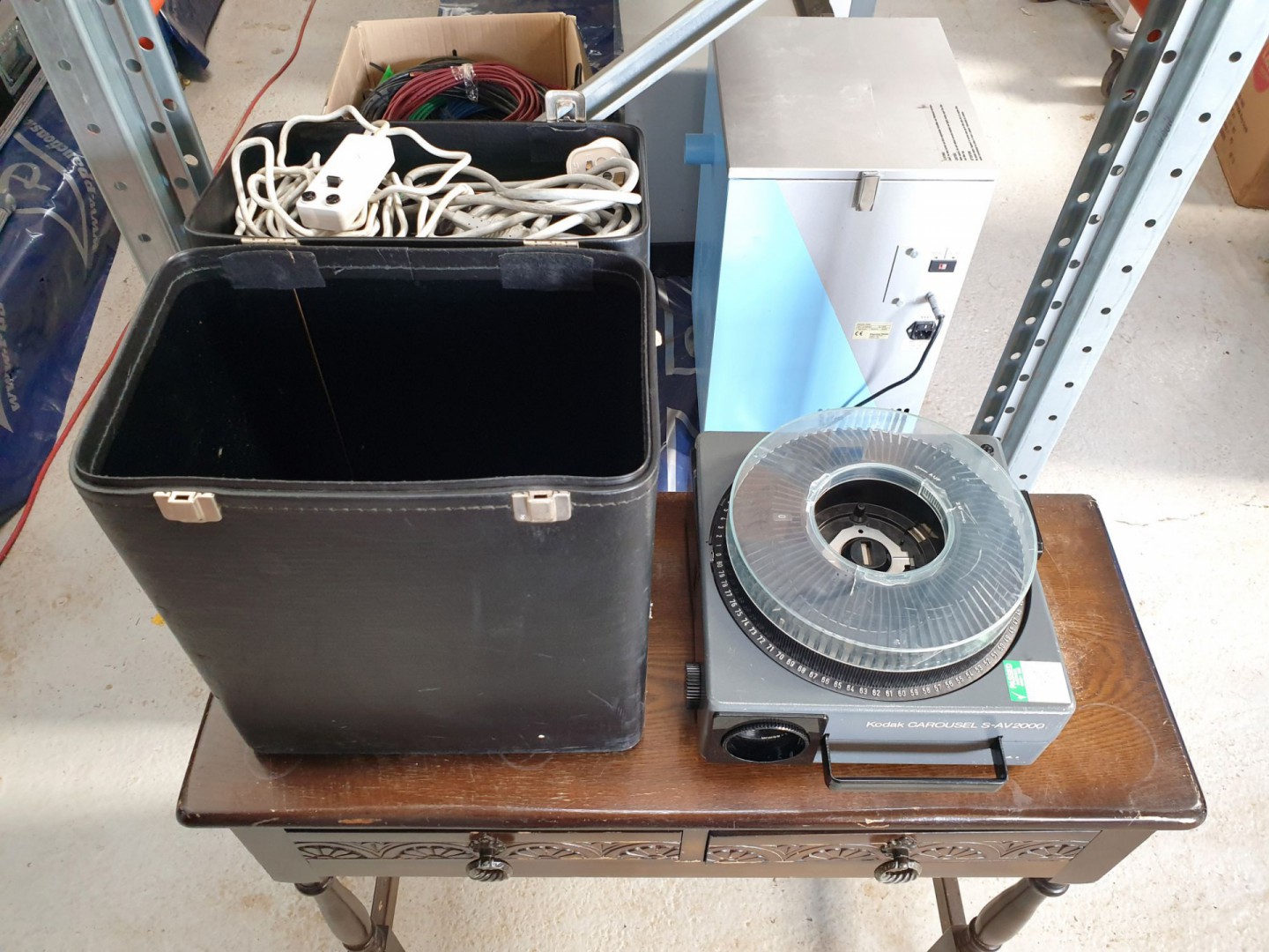 Kodak S-AV2000 carousel slide projector in case -...