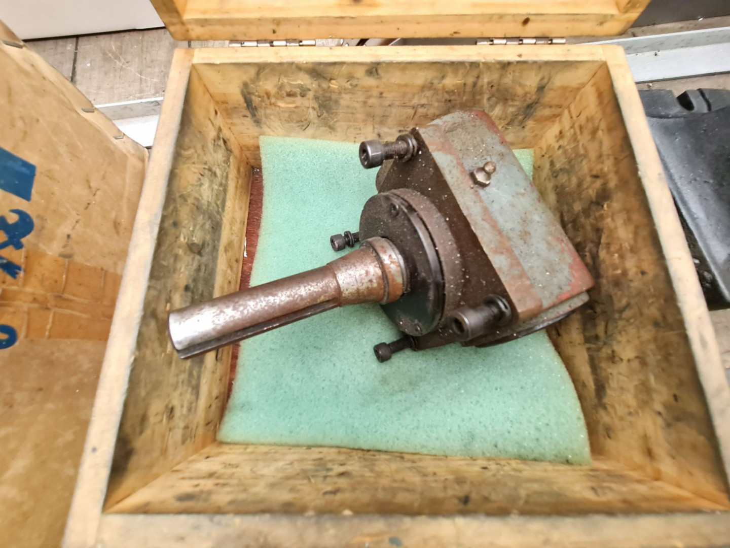 Bridgeport right angle head attachment