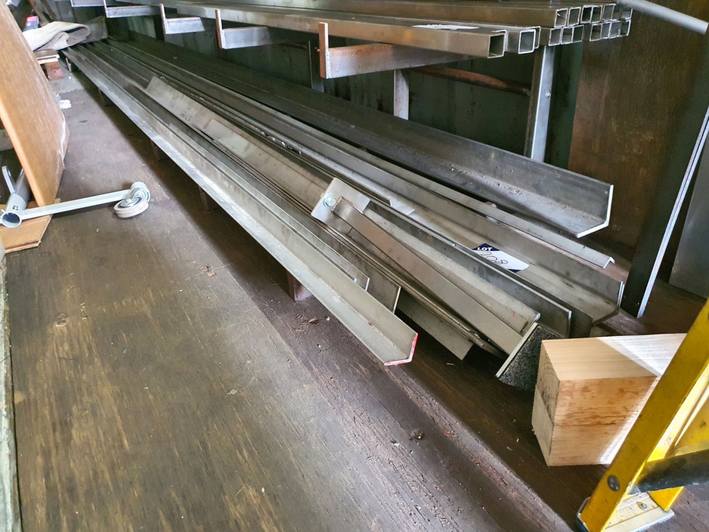 Qty stainless steel angle to 6000mm approx on 1 sh...