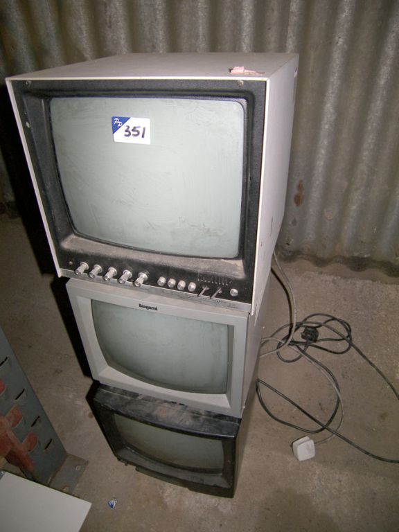 3x Ikegami etc monitors