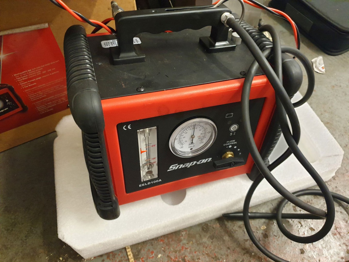 Snap-On EELD100A leak detection smoke machine in b...