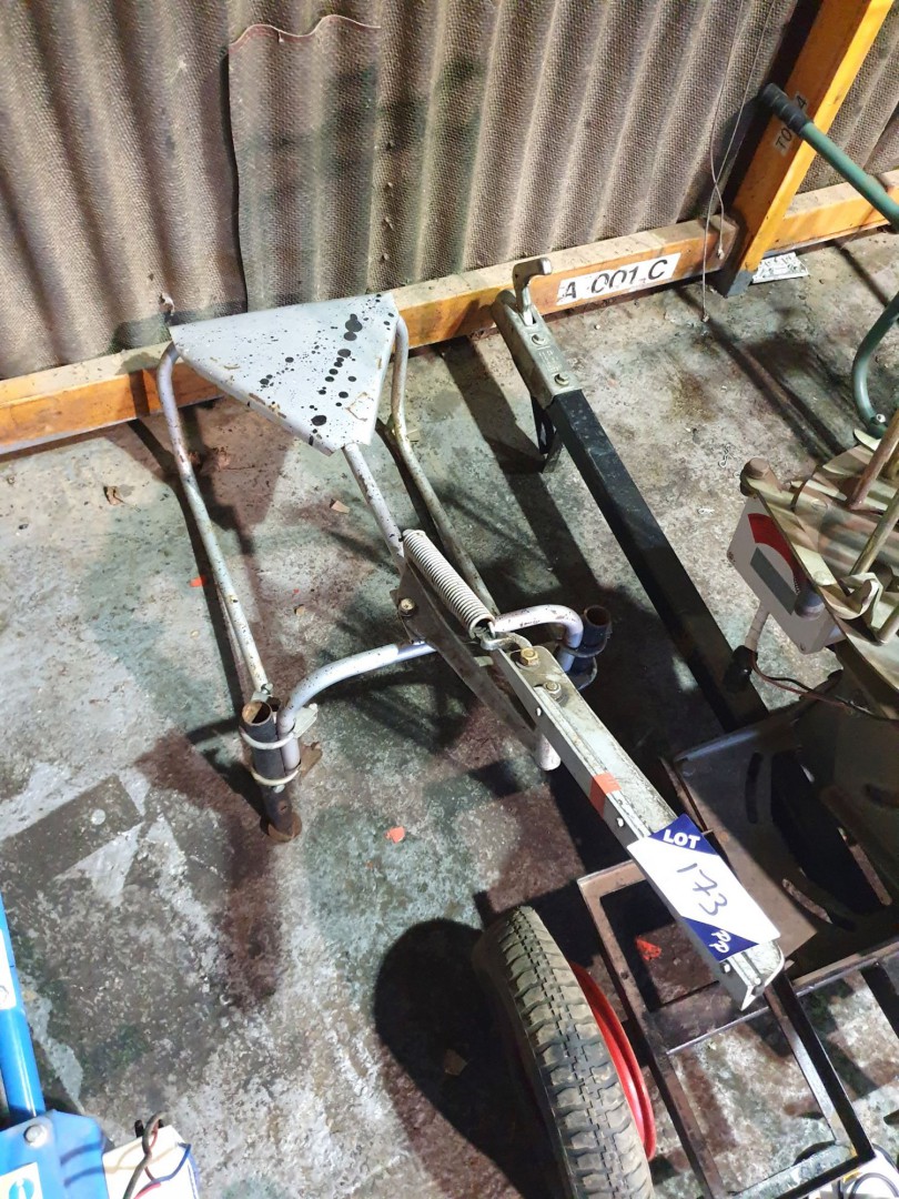 Manual clay pigeon trap