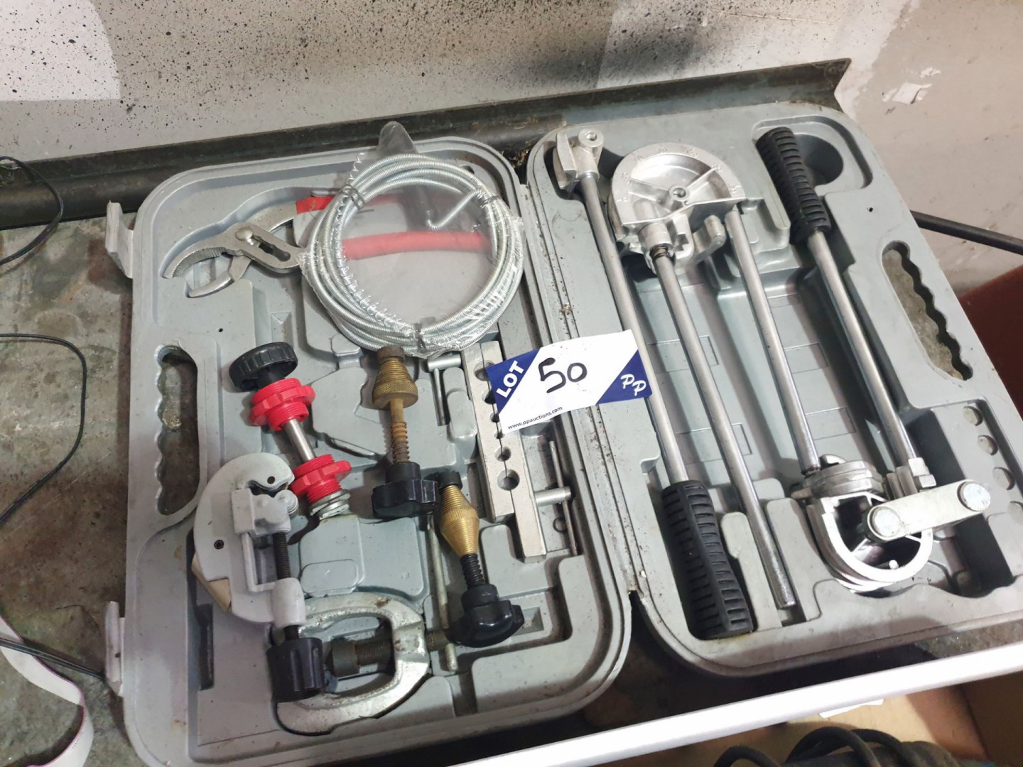 Manual pipe bending set in carry case