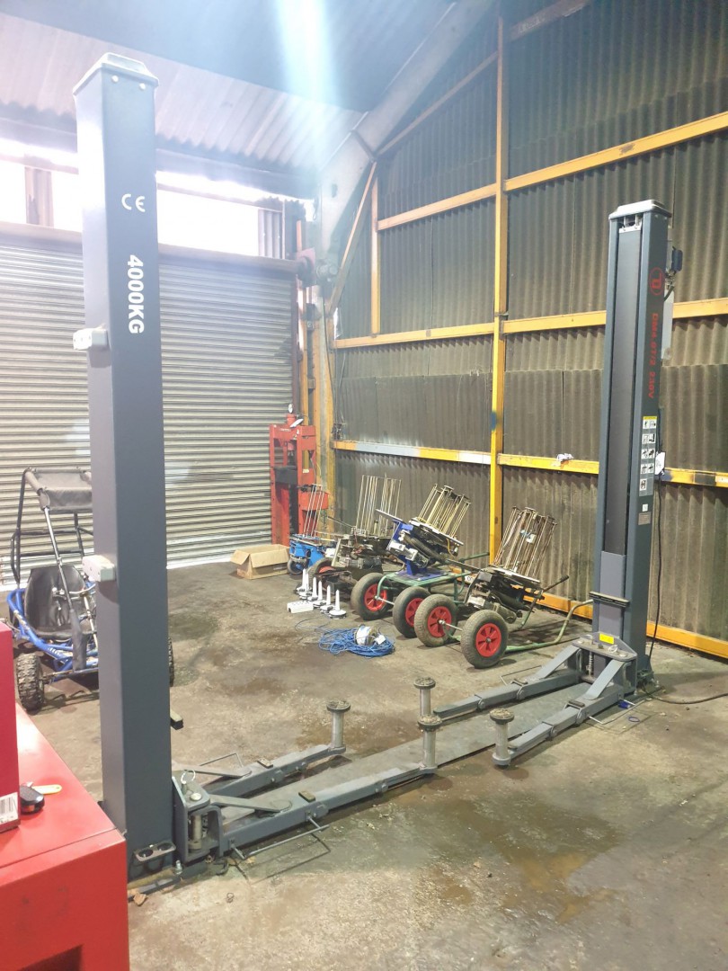 Suministro Dama DM4 OT/2 twin post vehicle lift, 2...