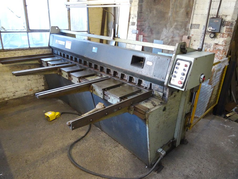 Edwards Truecut 4/2500 powered guillotine, 2535 x...