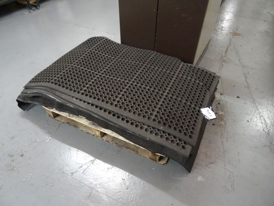 Qty various rubber machinist mats, 900x1400mm