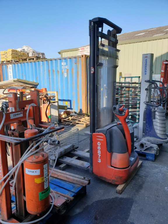Linde L12 battery operated lifter, 1200kg max, 400...