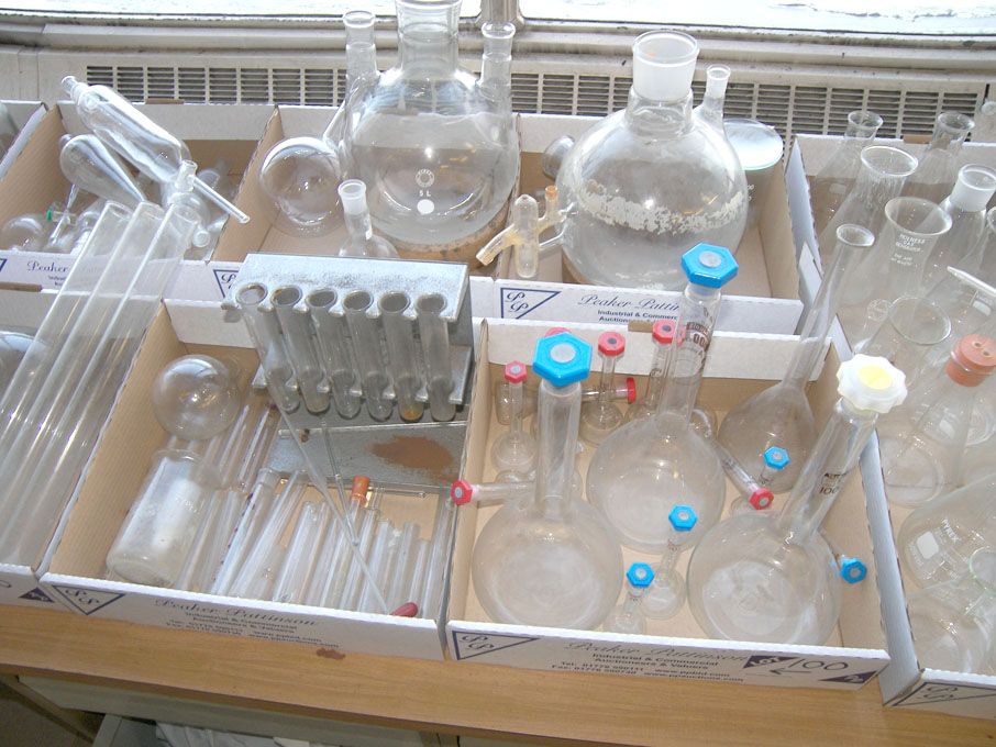 Qty laboratory glasswear inc: test tubes, flasks,...