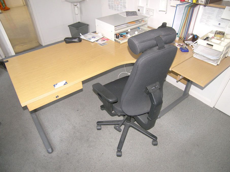 1800x1200mm light oak 'L' shape desk, pedestal uni...