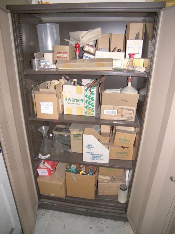 2 door storage cupboard with contents inc: flasks,...