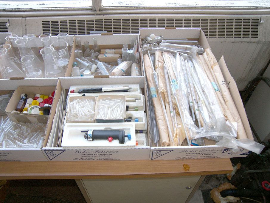 Qty laboratory glasswear inc: test tubes, beakers,...