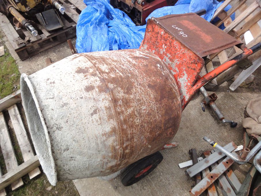 Cement mixer with Briggs & Stratton 3HP petrol eng...